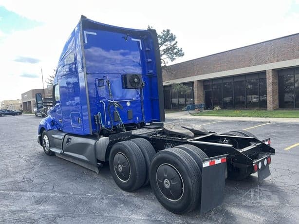 2021 Kenworth T680 image 10