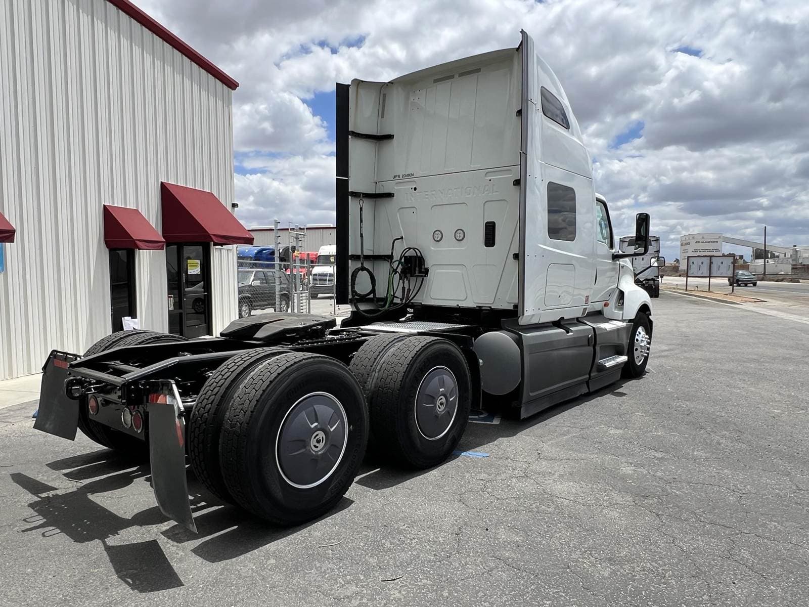 2022 International LT Sleeper Semi Truck - Raised Roof Sleeper, Cummins 450HP, Automatic image 8