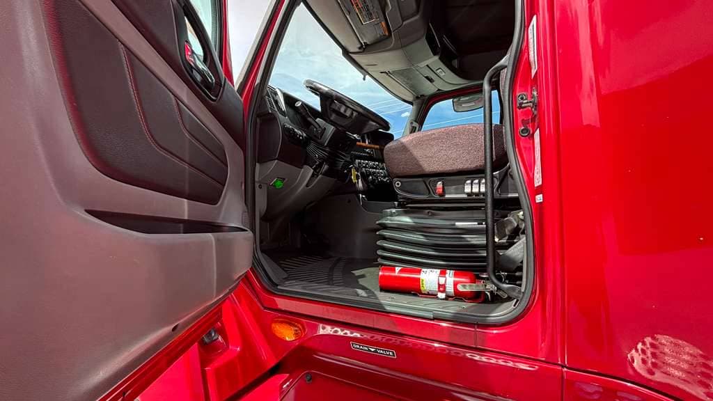 Used 2021 INTERNATIONAL LT625 image 17