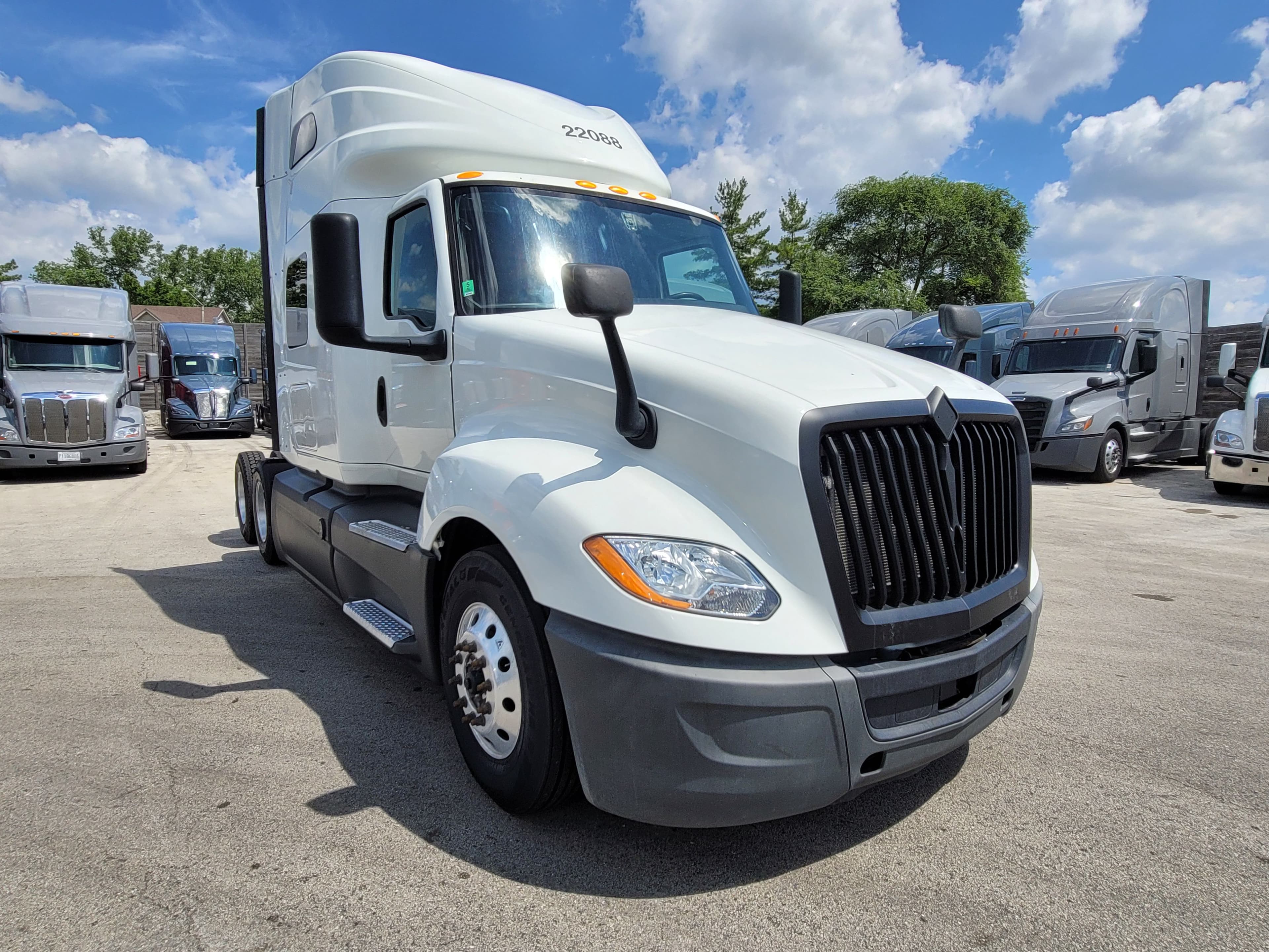 2022 International LT625 image 5