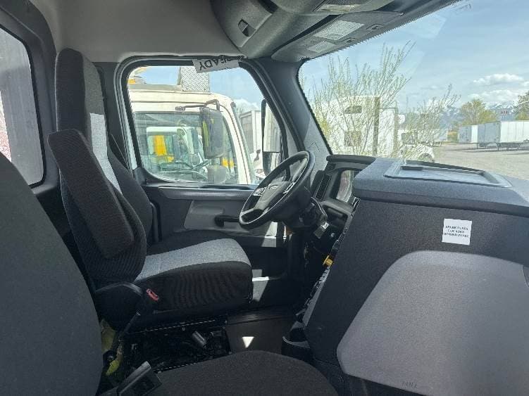 2021 Freightliner Cascadia image 7