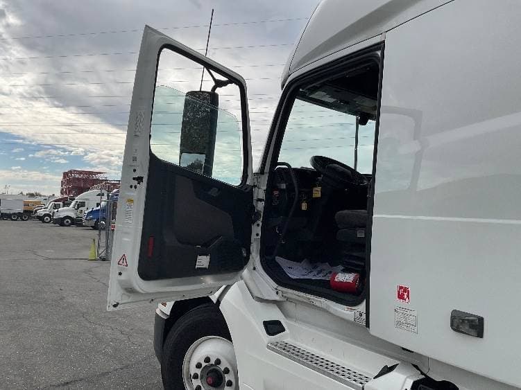 2022 Volvo VNL image 8