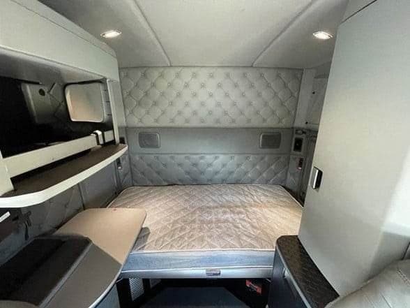 2020 Kenworth T880 image 6