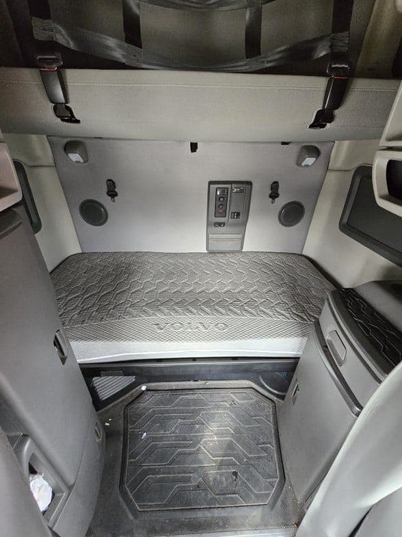 2023 Volvo VNL64T760 image 9