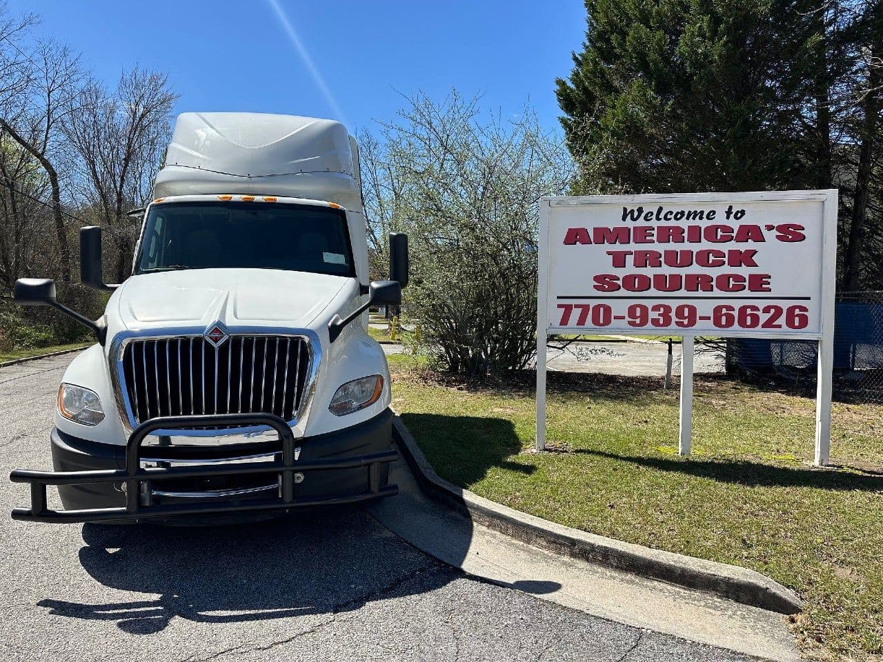 2018 International LT625 image 8