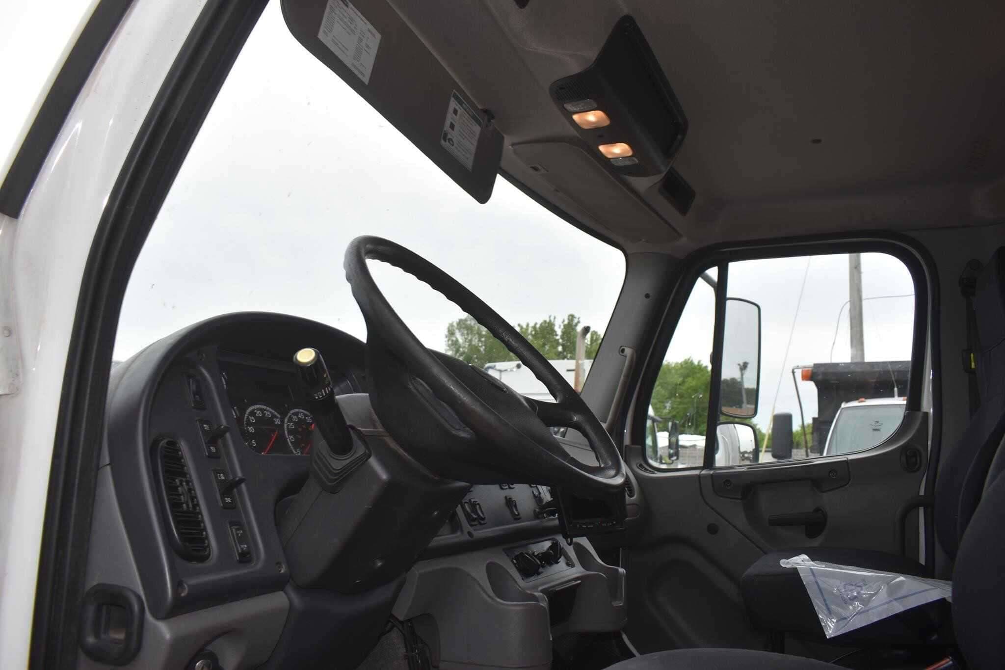 2019 Freightliner M2 image 4