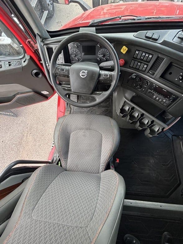 2023 Volvo VNL64T760 image 14