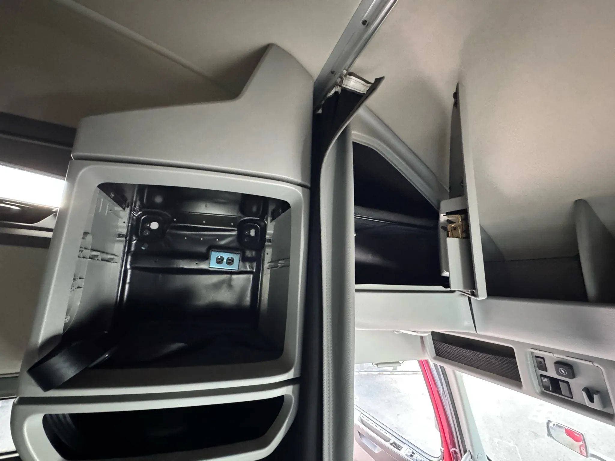 2021 Volvo VNL image 43