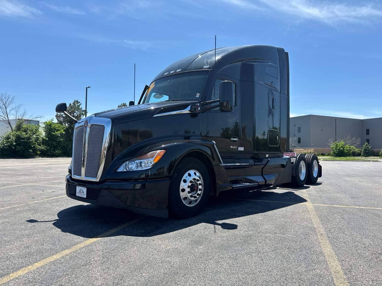 2023 Kenworth T680 image 1