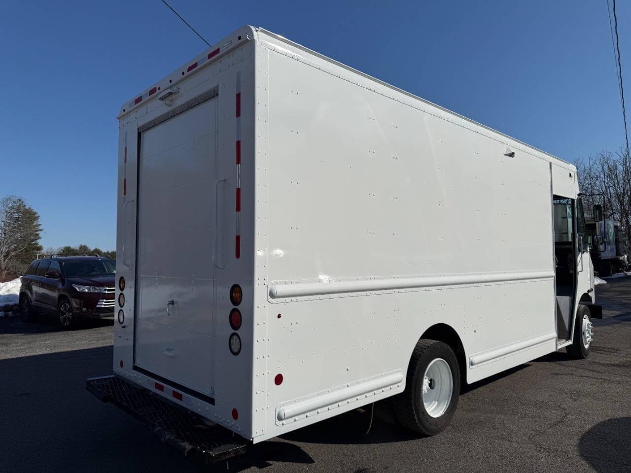 2021 Freightliner MT45 image 16