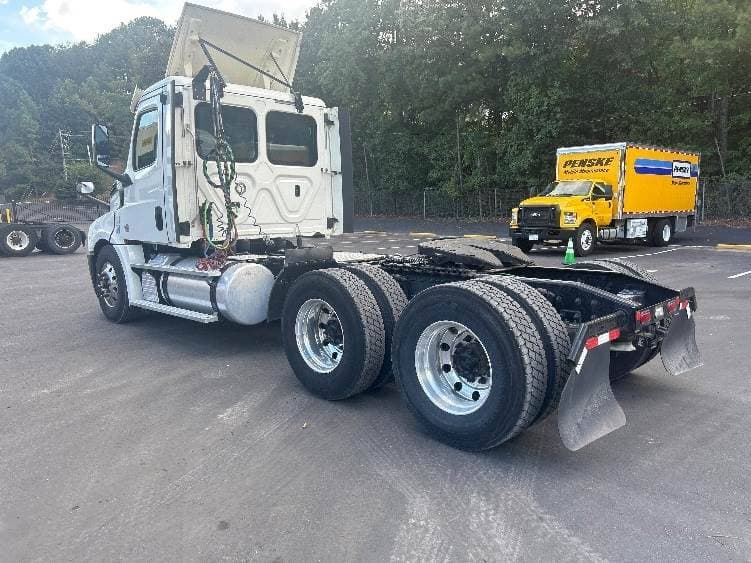 2019 Freightliner Cascadia 126 Day Cab Truck - 455HP, 10 Speed Manual image 5