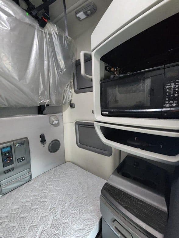 2023 Volvo VNL64T760 image 20