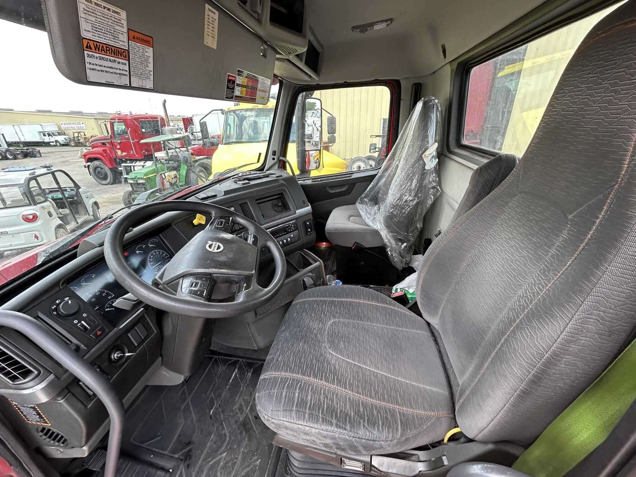 2021 Volvo VNR64T300 image 2