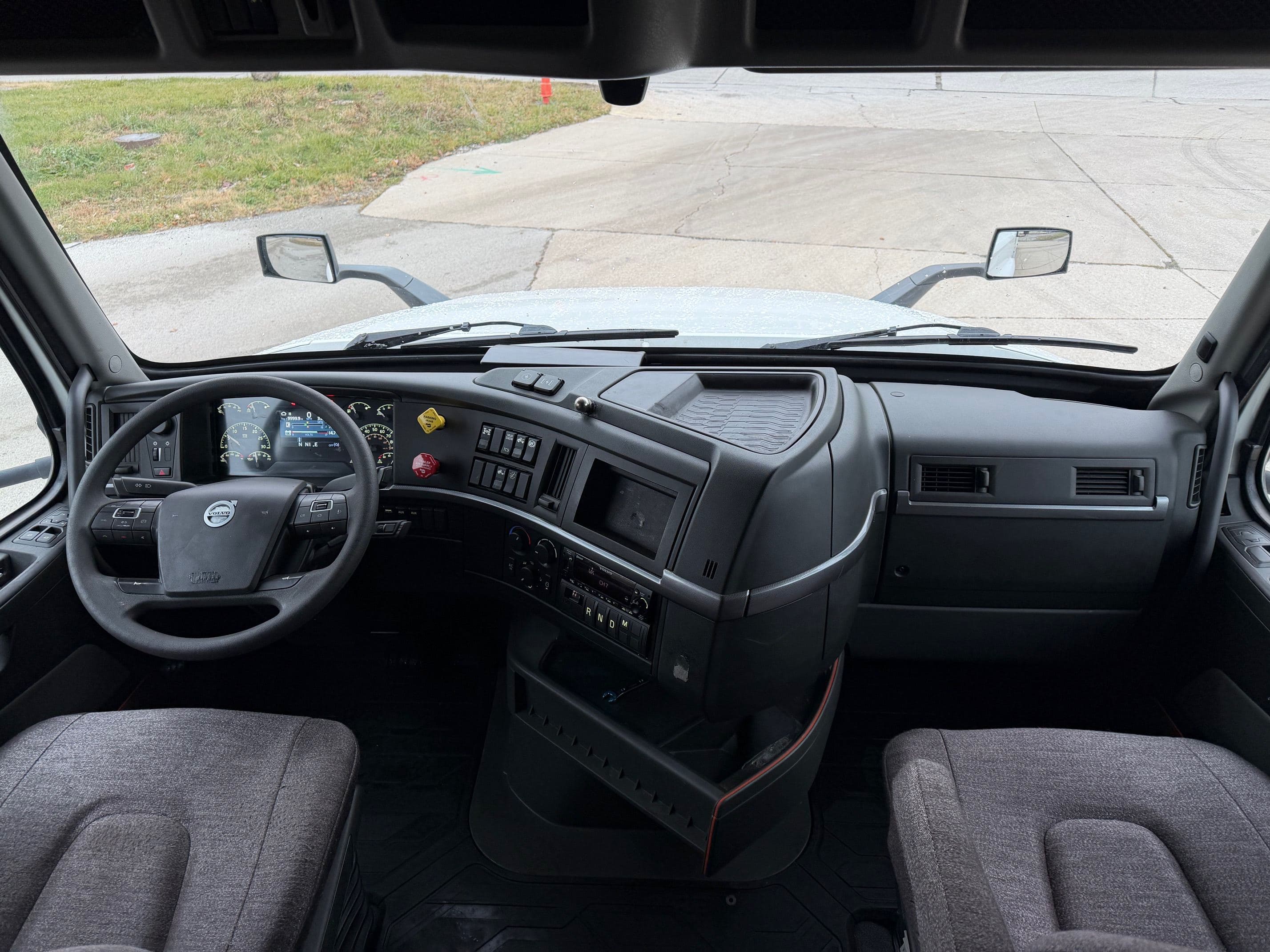 2023 Volvo VNL image 7