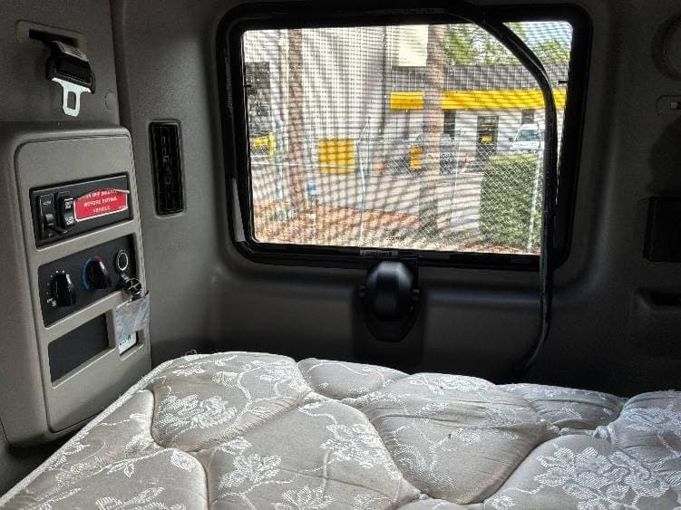 2023 International LT62F image 8