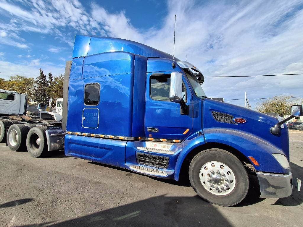 2017 Peterbilt 579 image 1
