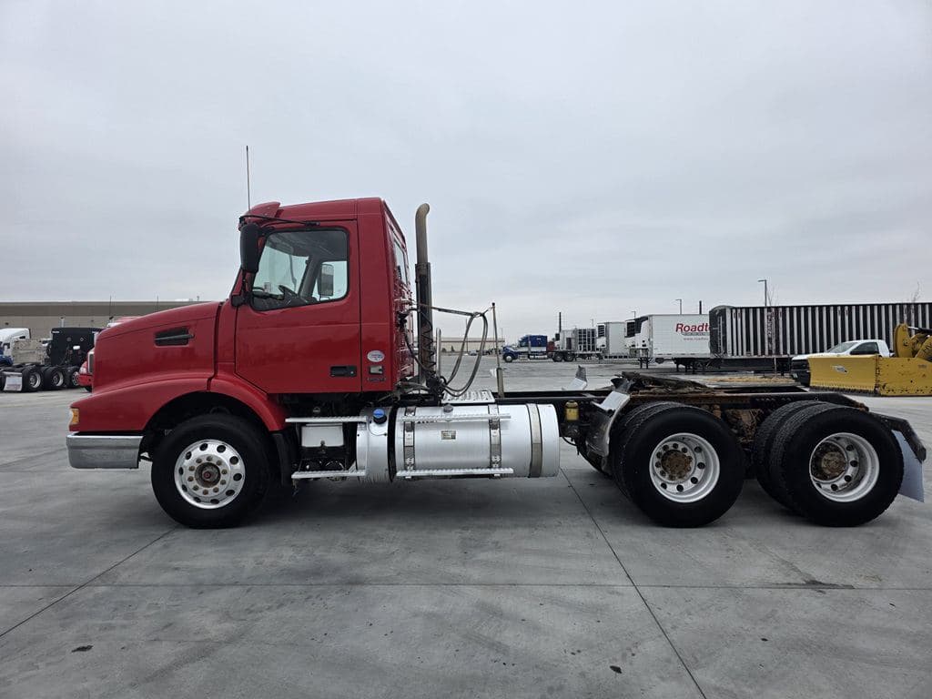 Used 2016 VOLVO VHD84BT image 10