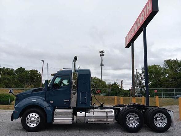 2025 Kenworth T880 image 2