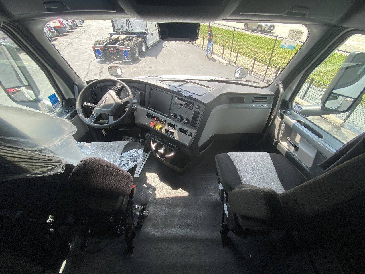 2020 FREIGHTLINER Cascadia CA126 Tandem Axle Sleeper image 15