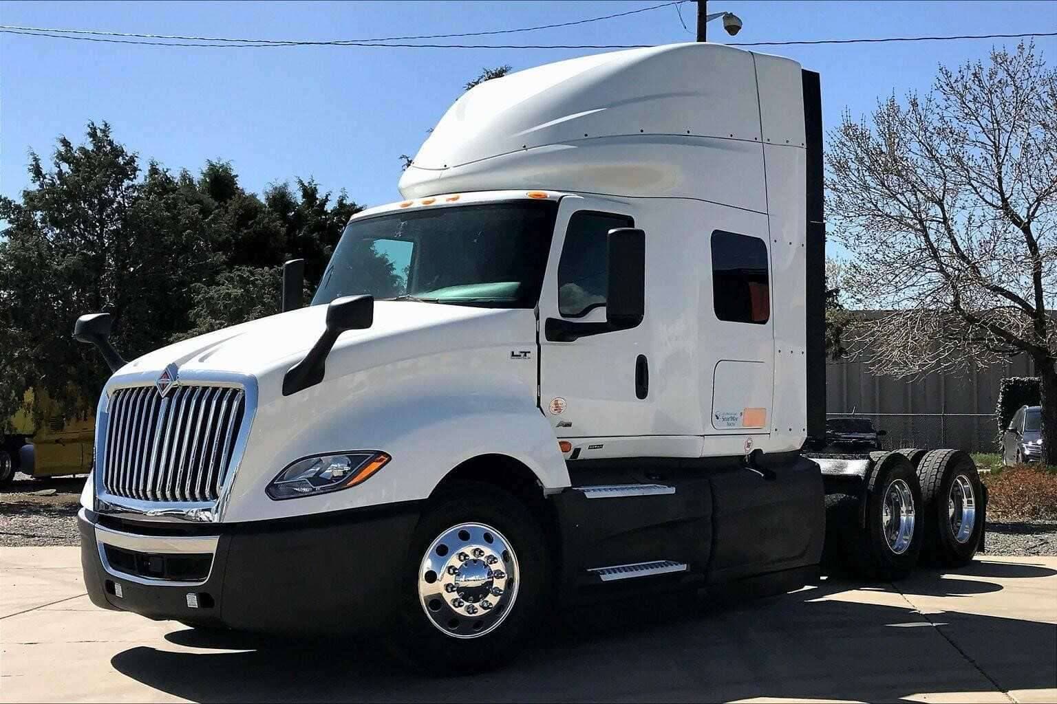 2022 International LT625 image 2