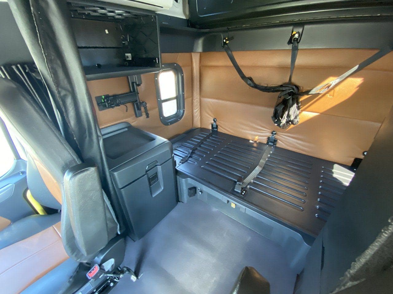 2021 FREIGHTLINER Cascadia CA126 Tandem Axle Sleeper image 13