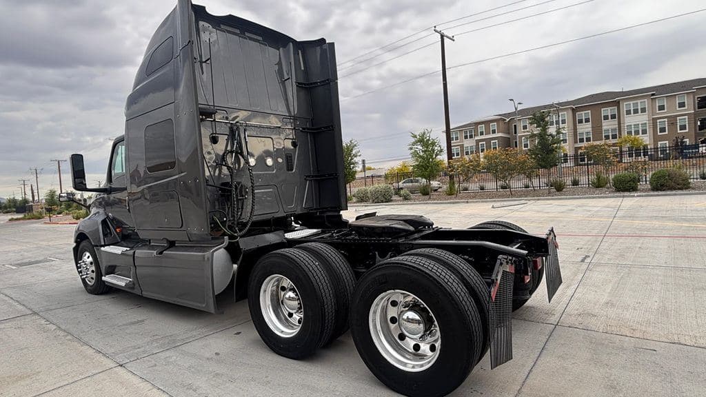 Used 2021 INTERNATIONAL LT625 image 8