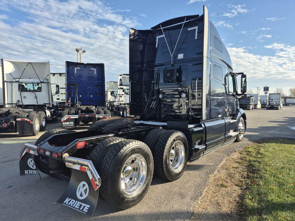 2023 Volvo VNL image 5