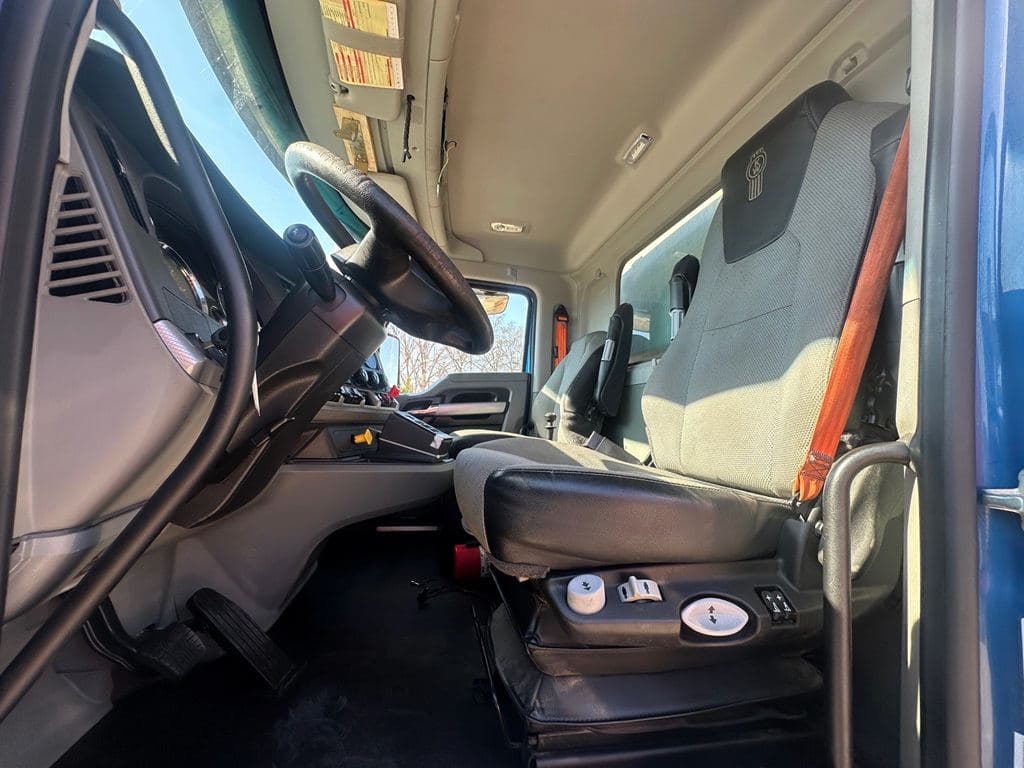Used 2022 KENWORTH T880S image 12