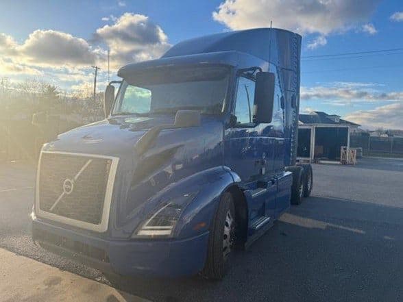 2021 Volvo VNR64T640 image 1