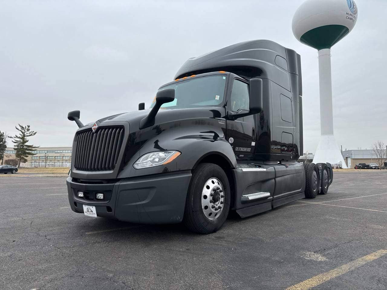 2022 International LT625 image 1