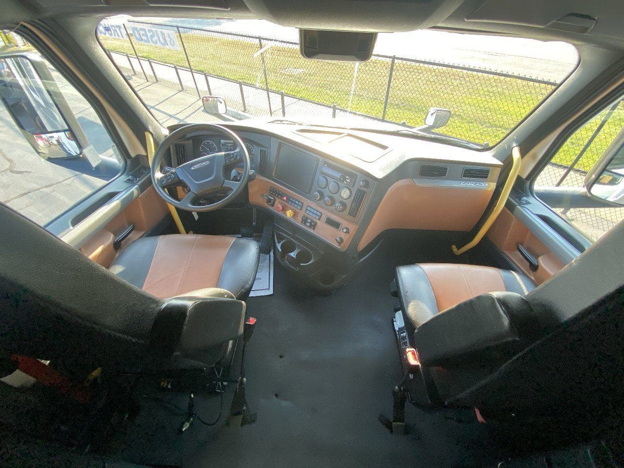 2021 FREIGHTLINER Cascadia CA126 Tandem Axle Sleeper image 13