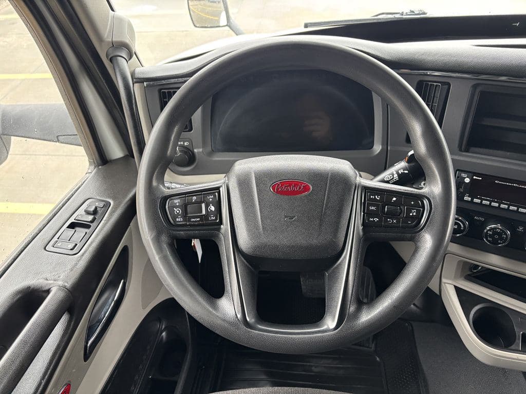 Used 2023 PETERBILT 579 image 16