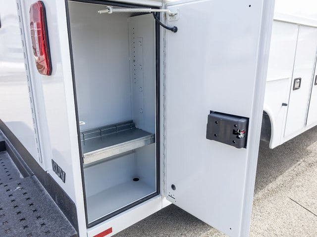 2025 Chevrolet Express 3500 Work Van Cutaway image 12