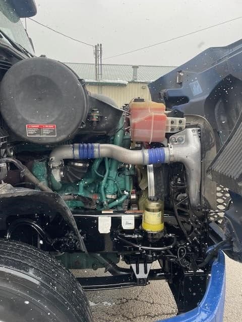 2022 Volvo VNR64T640 image 5