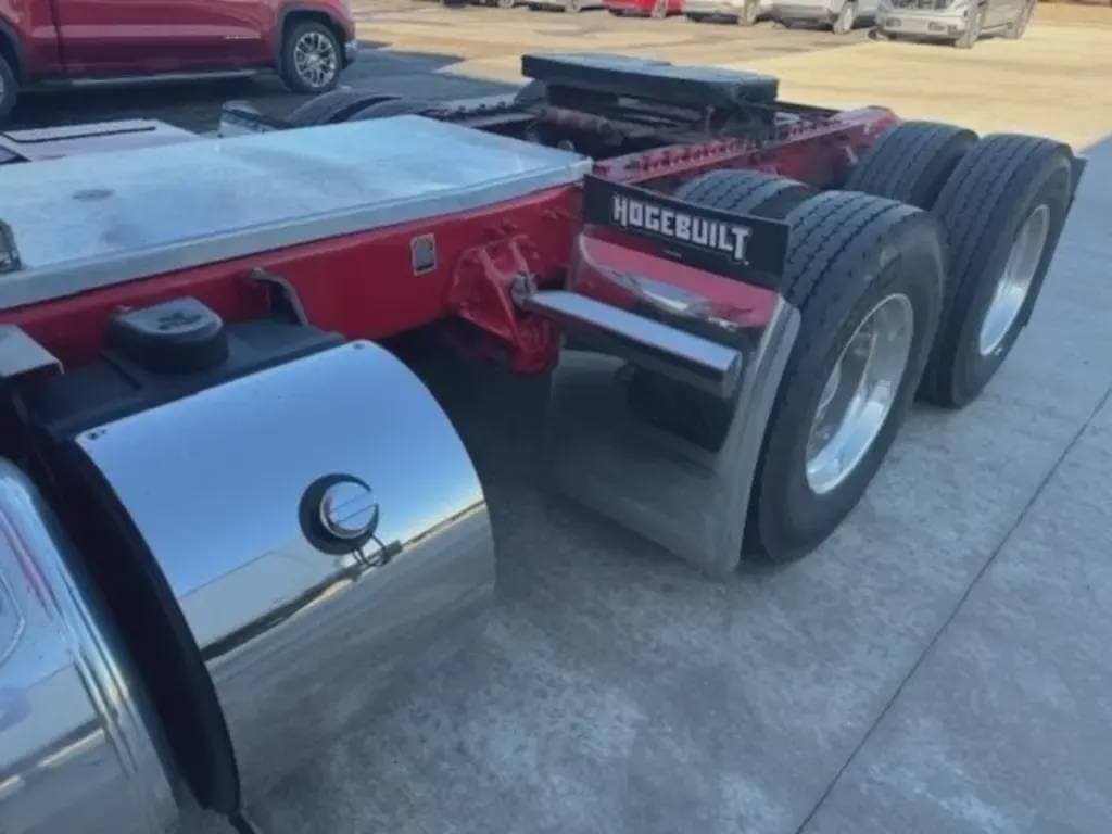 2022 Peterbilt 389 image 3