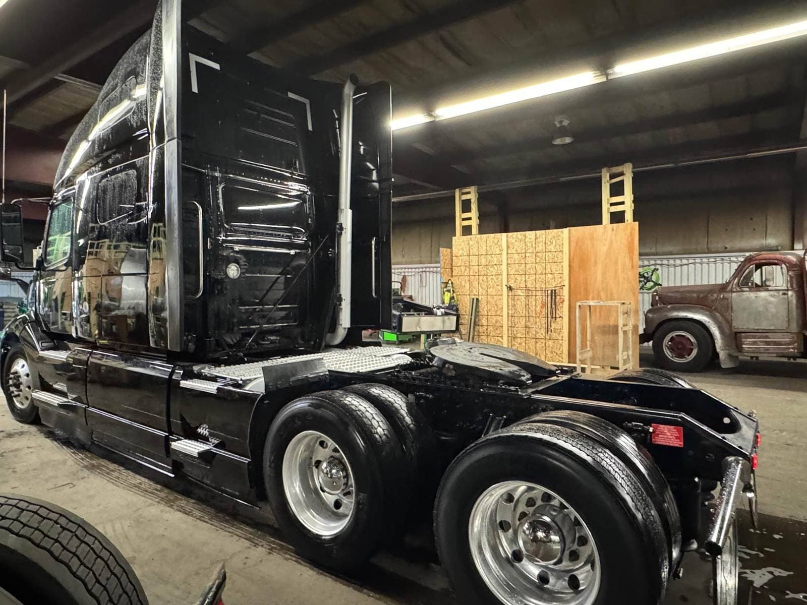 2023 Volvo VNL image 8