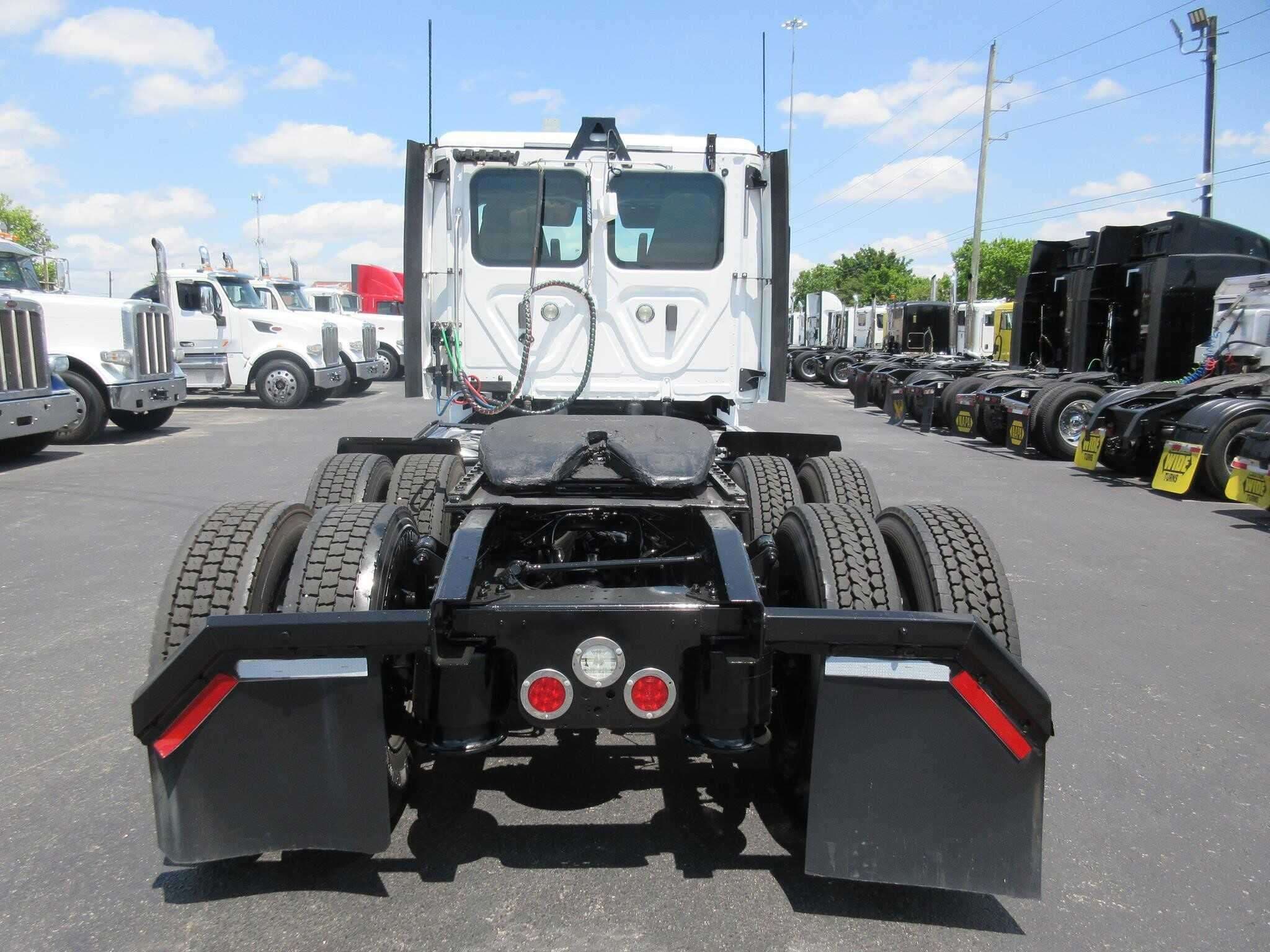 2020 Freightliner Cascadia 126 image 1