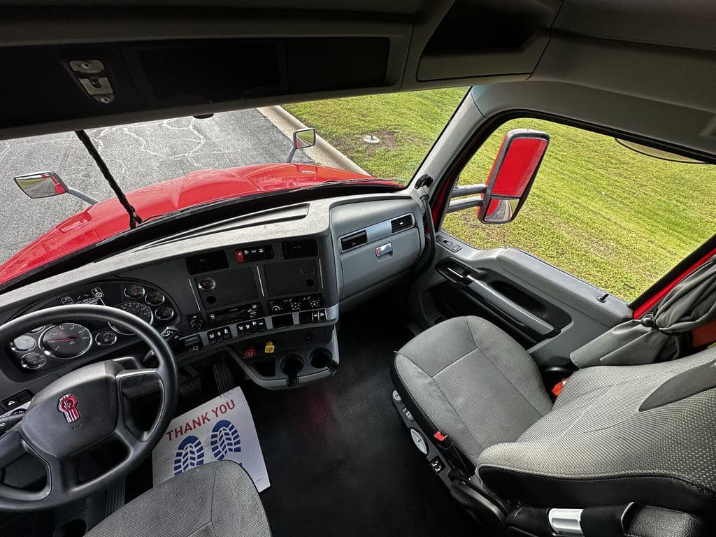 Used 2022 PETERBILT 579 image 11