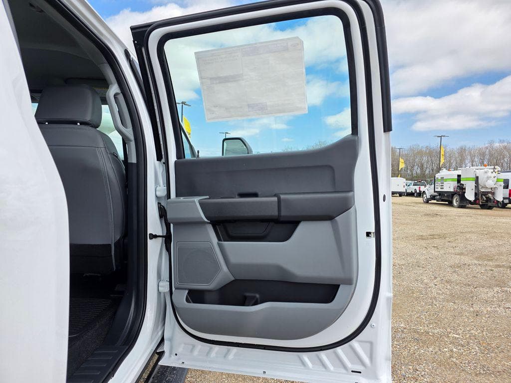 2026 Ford F-450SD XL DRW CAB CHASSIS image 29