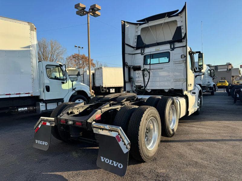 2020 Volvo VNL image 6