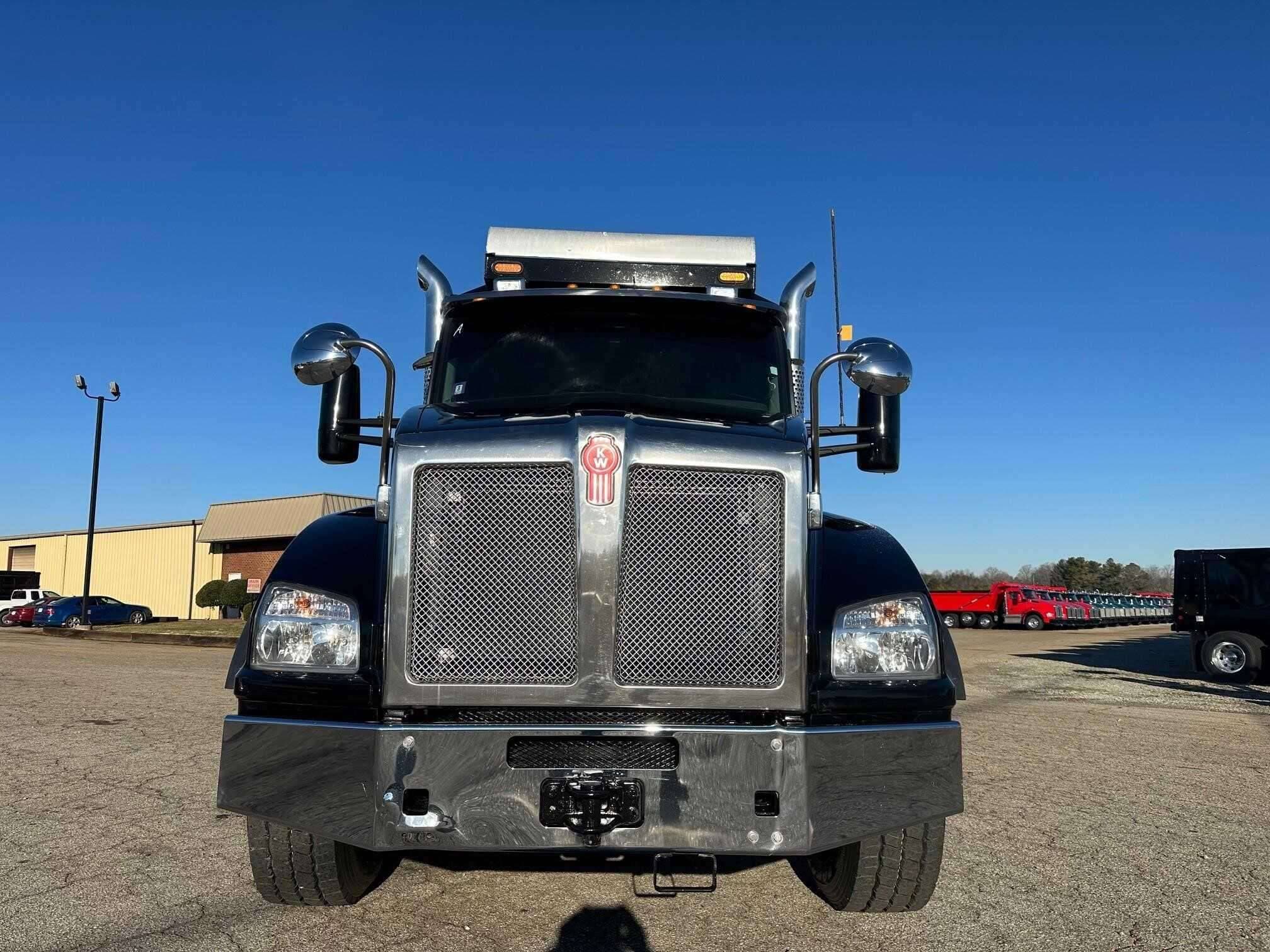 2023 Kenworth T880 image 2