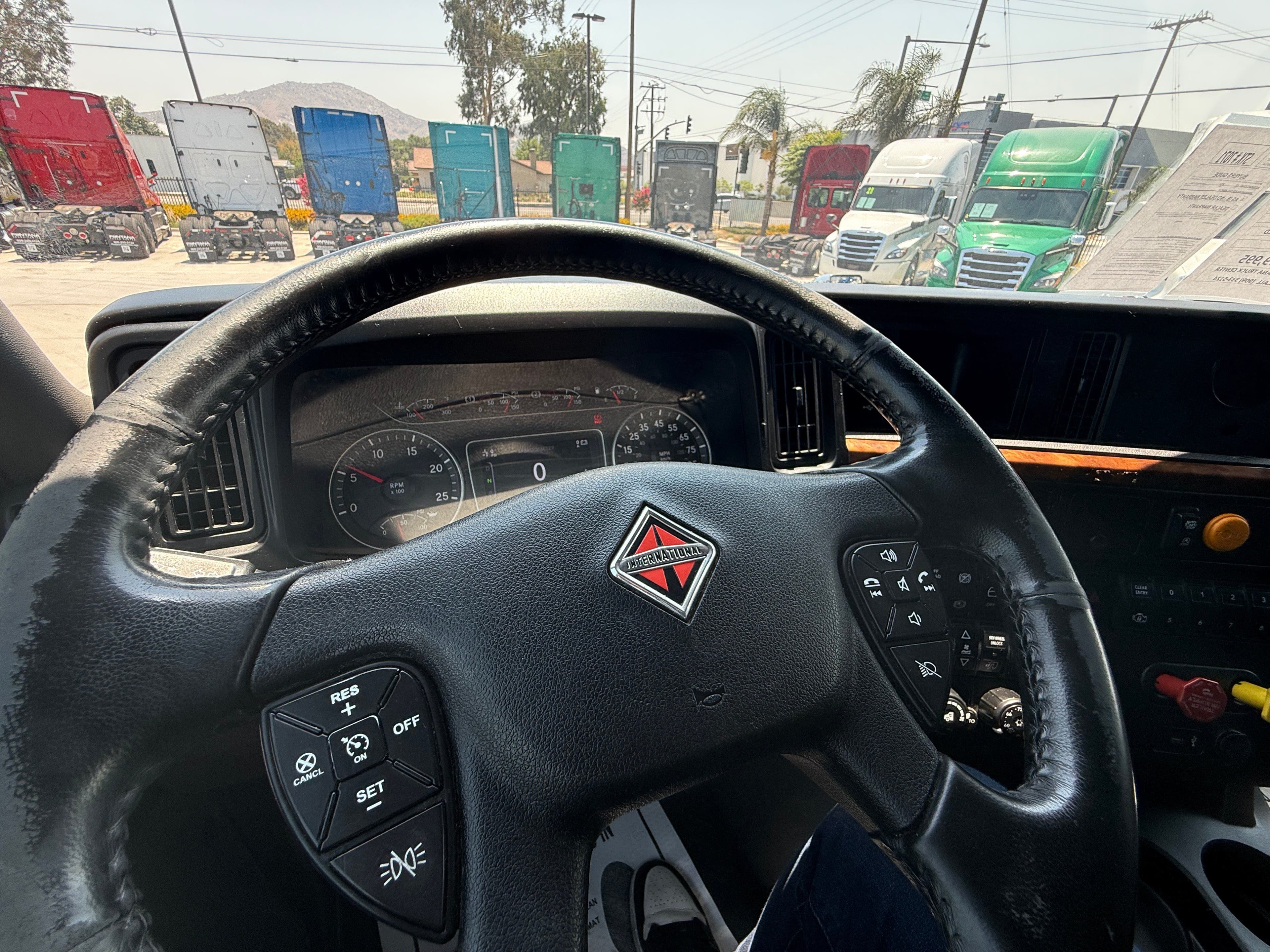 2021 International LT image 20