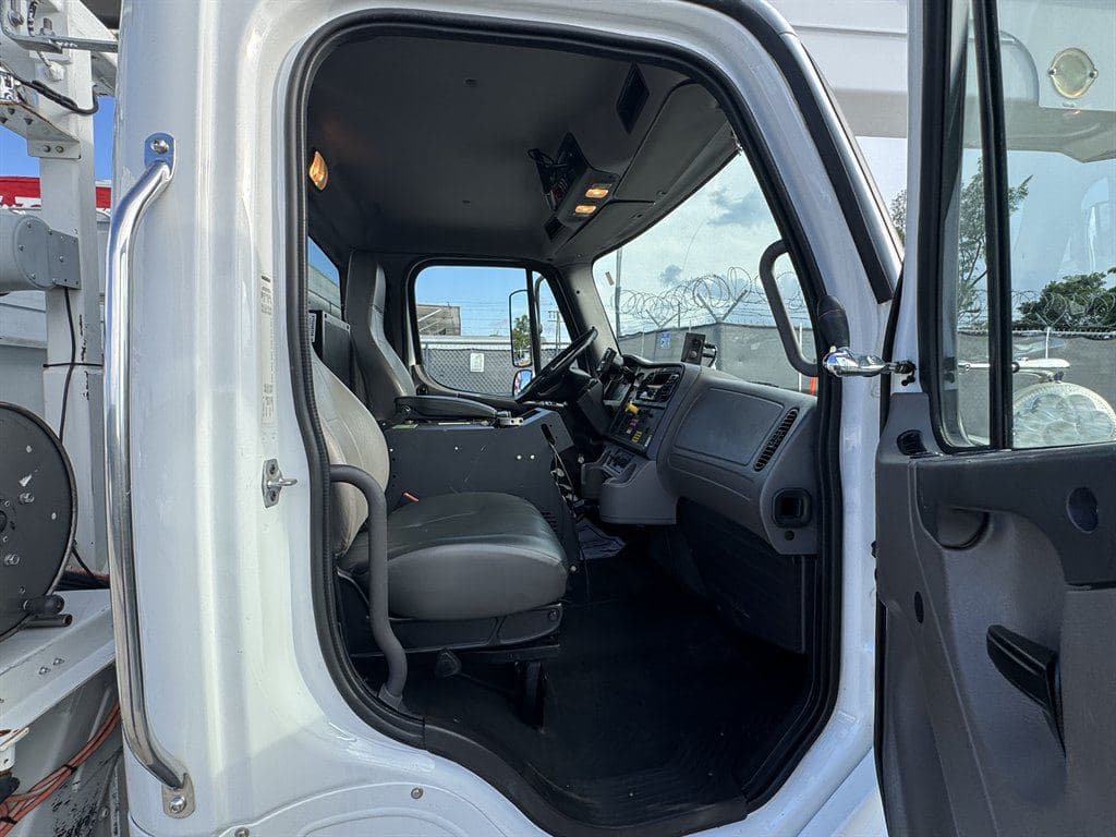 2018 Freightliner M2-106 image 55