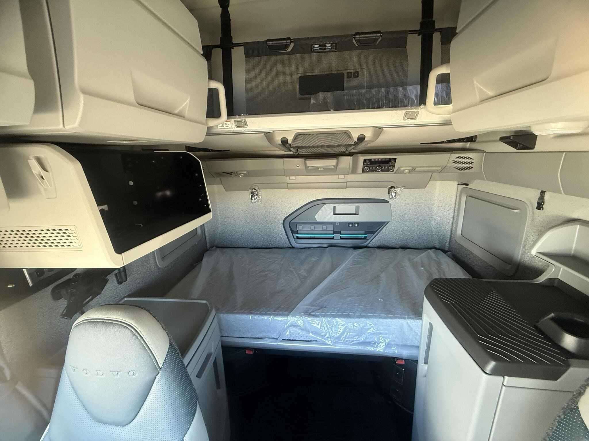 2026 Volvo NEW VNL image 3