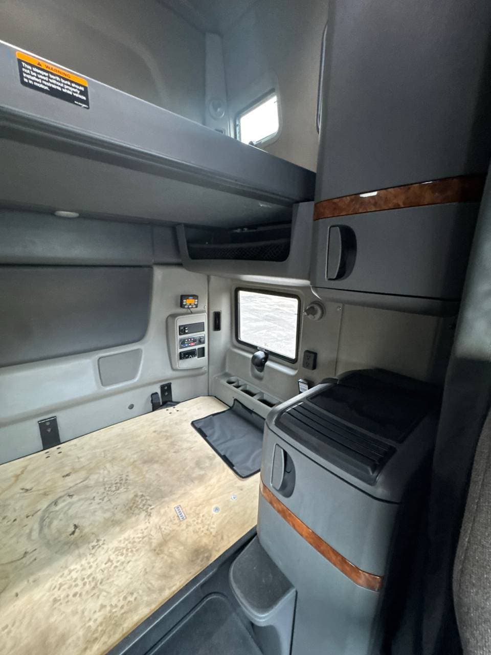 2022 International LT625 image 22