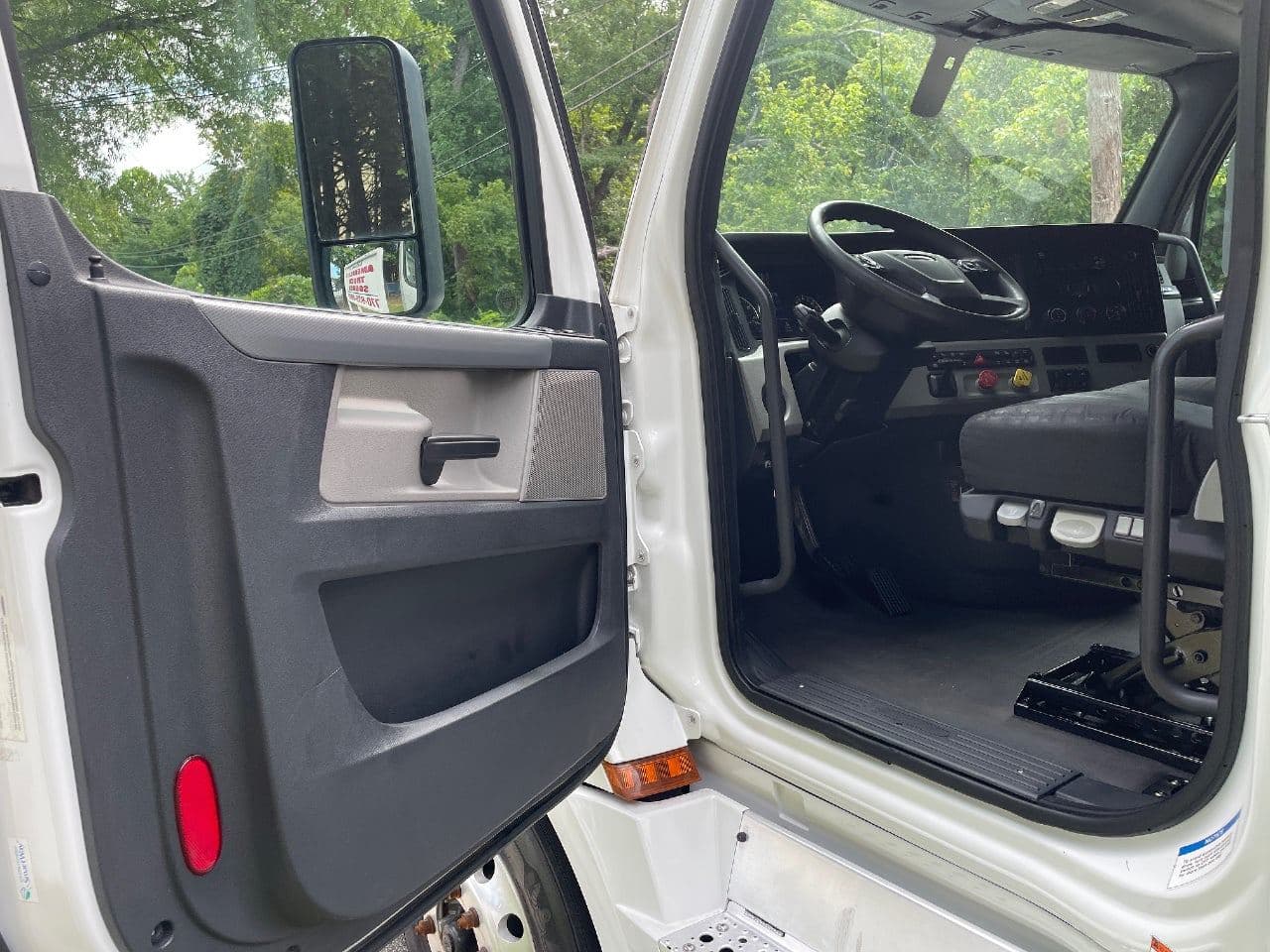 2019 Freightliner Cascadia 126 image 16