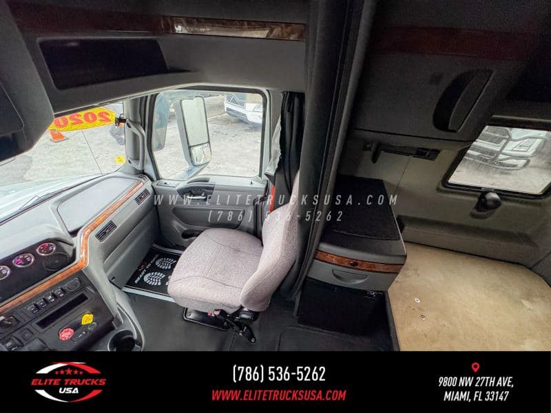 2020 International LT image 24