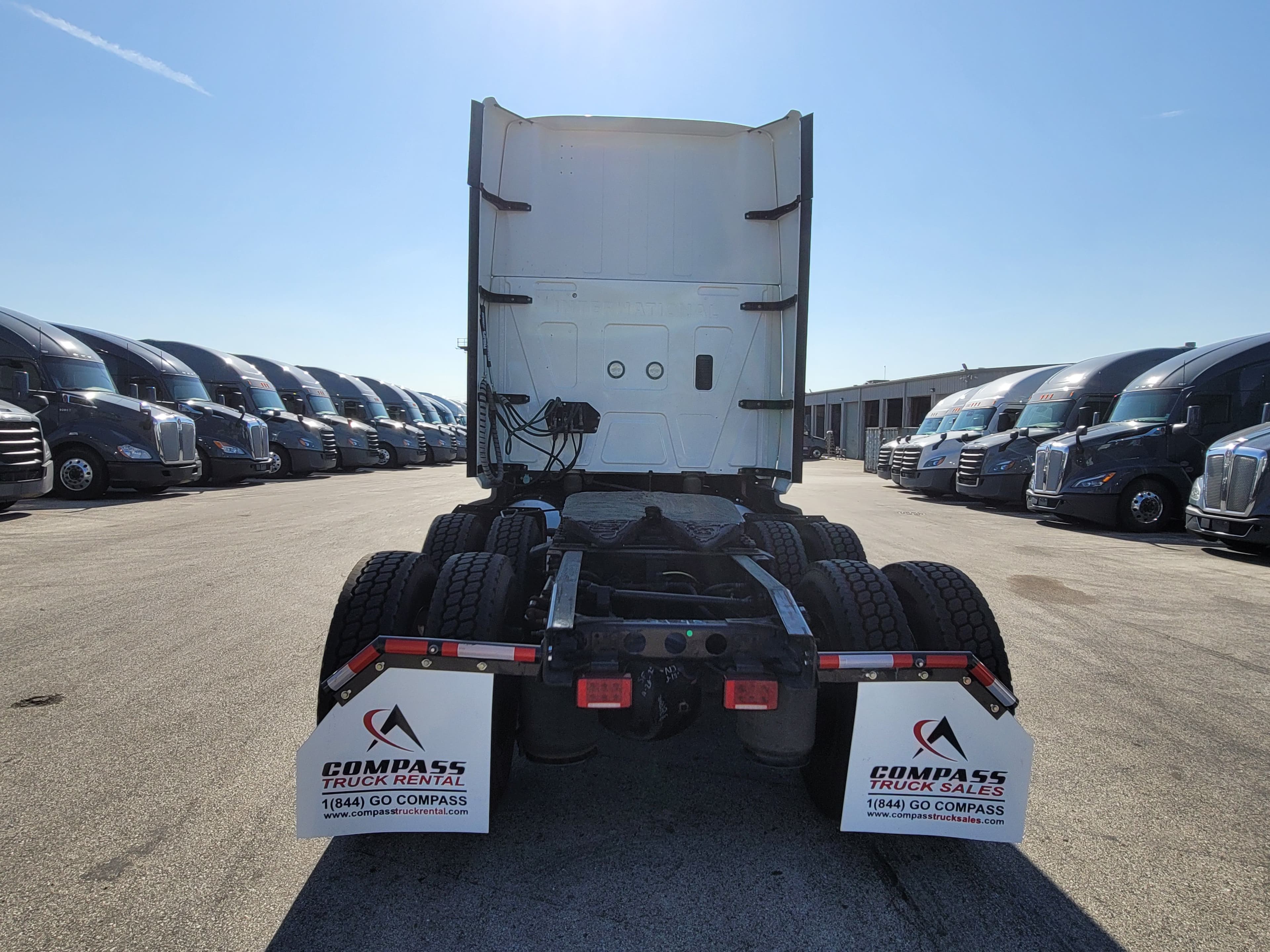 2022 International LT image 3