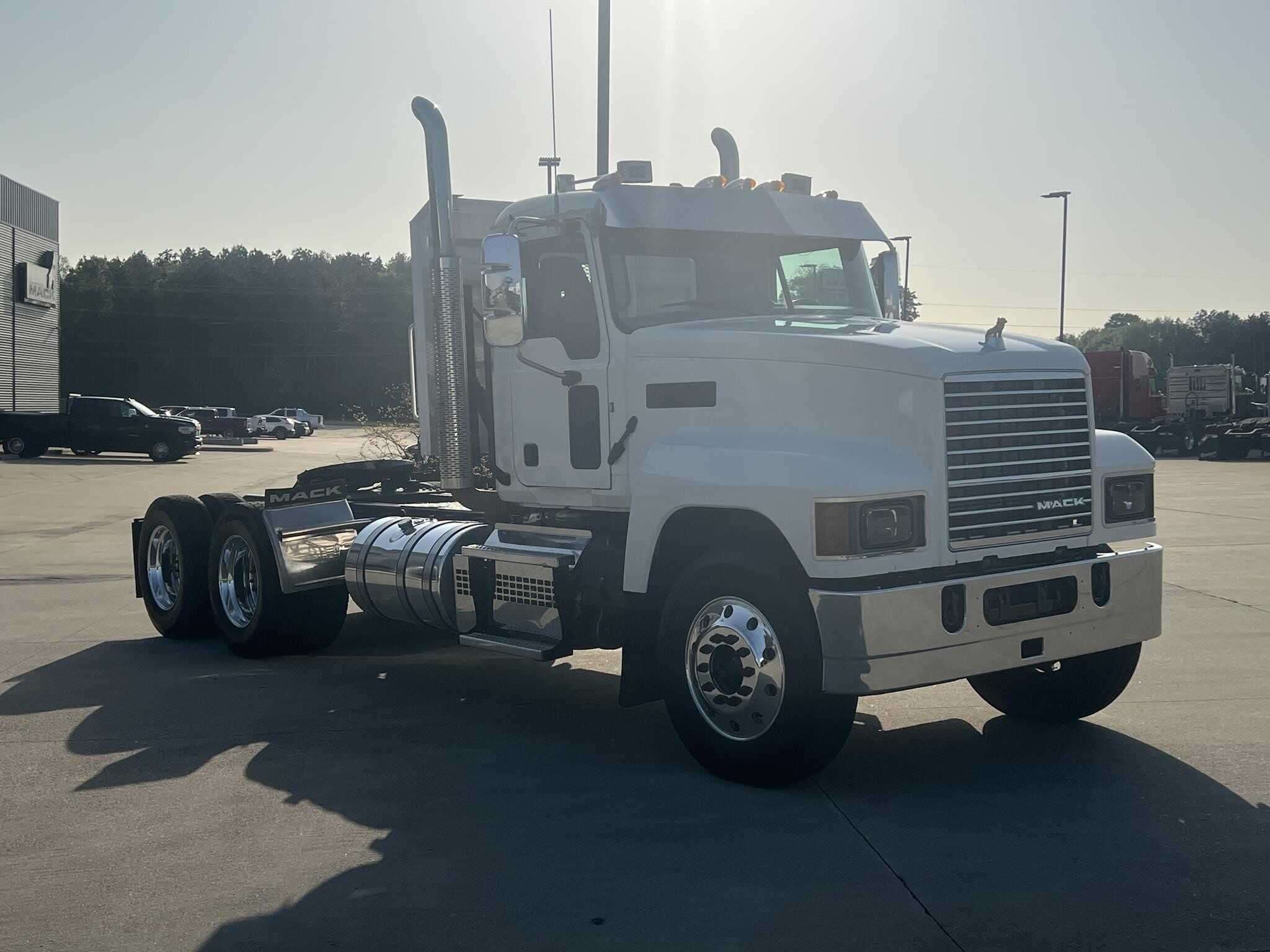 Used 2020 MACK PINNACLE Conventional - Day Cab  image 3