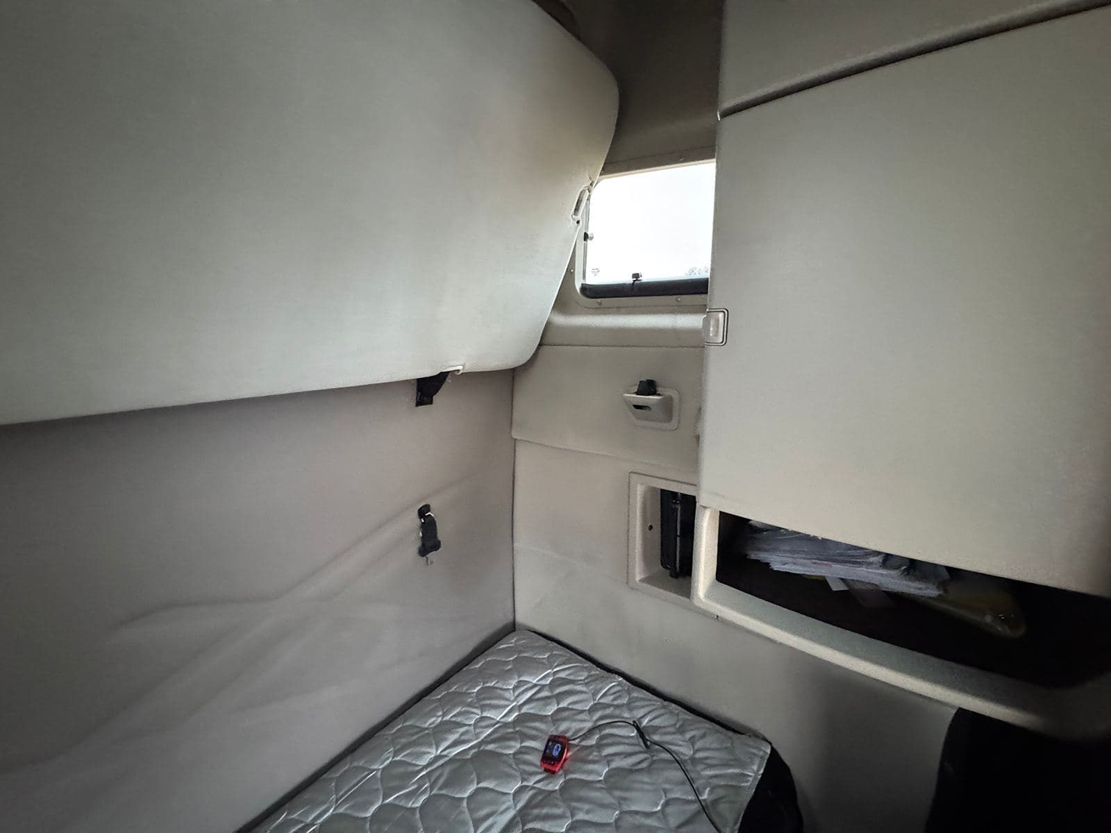 2018 Volvo VNL670 image 20